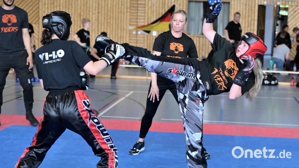 Emily Mangold (rechts) kämpfte bei den Girls 13-17 Jahre in der Gewichtsklasse +60 KG gegen Leah Kilinc (links). Bild: Hubert Ziegler