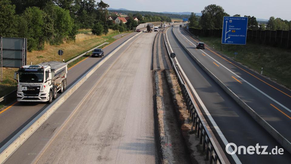 Auf Höhe von Schwandorf befindet sich noch bis Oktober dieses Jahres eine Autobahnbaustelle in Fahrtrichtung Weiden (Länge: sechs Kilometer). Dabei wird ein Asphaltbelag ausgebracht, der den Verkehrslärm zu reduzieren hilft. Bild: Thomas Dobler
