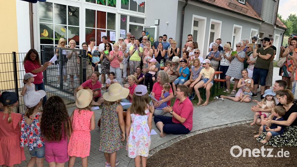 Die Besucher hören den Kindern gut zu. Bild: tok