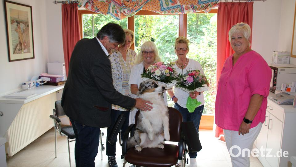 Bürgermeister Edgar Knobloch und langjährige Mitarbeiter verabschieden Ulrike Domanowsky in den verdienten Ruhestand. Auf mehr Freizeit mit seinem Frauchen freut sich Australian Shepherd Lolly Bild: sne