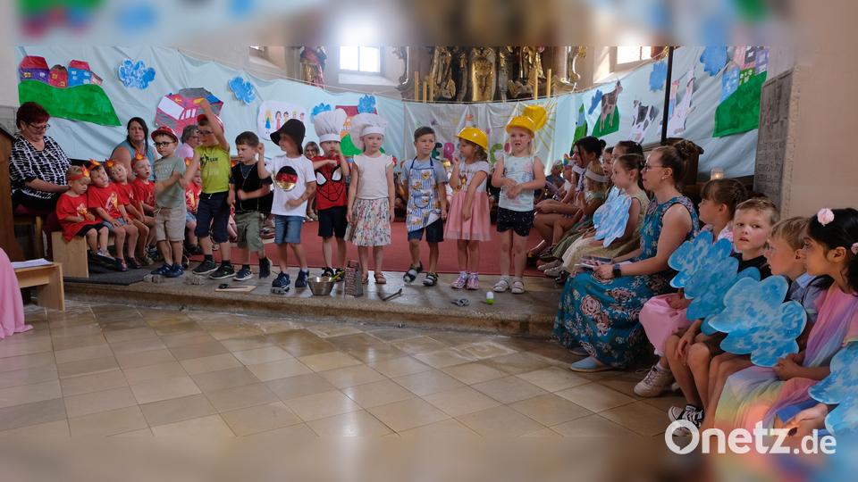 Wer will fleißige Handwerker seh&#039;n? Der muss sich den Auftritt der Kleinen des Kindergartens &quot;Unter Regenbogen&quot; ansehen. Die Buben und Mädchen legen gelungene Auftritte hin. Bild: le