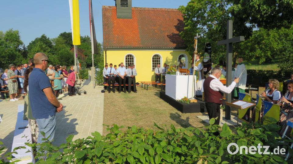 Die Stadtkapelle Neustadt unter Leitung von Karl Wildenauer begleitet den Gottesdienst. Bild: adj