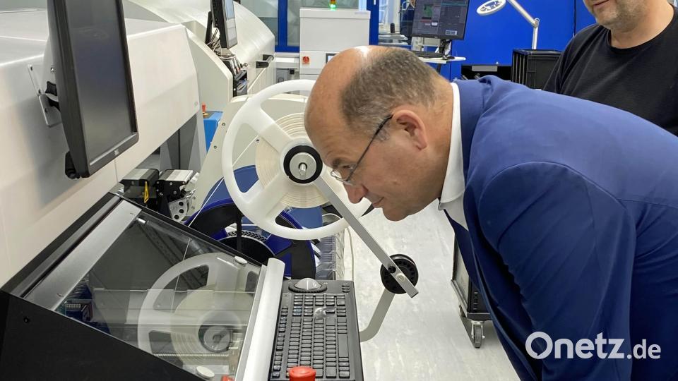 Beim Rundgang durch die Produktionsräume der GMK electronic design GmbH gewinnt Finanzminister Albert Füracker interessante Einblicke. Bild: Lisa Weidner/exb