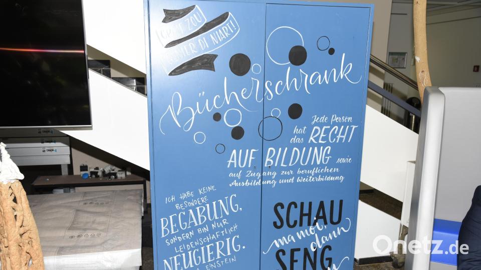 Der Bücherschrank im Foyer der VHS in Sulzbach-Rosenberg. Bild: ge