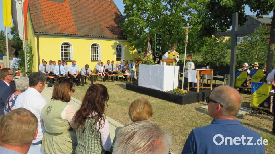 Mit der Einweihung des Kapellenvorplatzes durch Pfarrer Thomas Kopp hat Meerbodenreuth eine schöne Mitte. Bild: adj