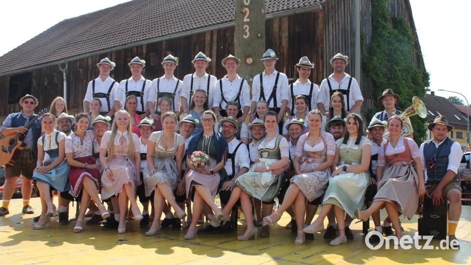 Die 17 Utzenhofener Kirwapaare ließen es drei Tage lang krachen. Bild: aun