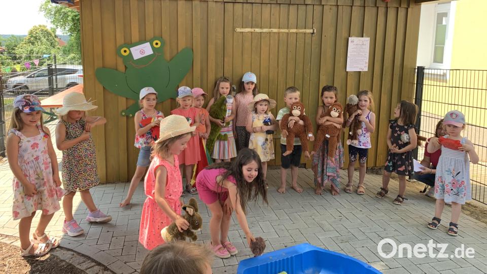 Die Kinder begeistern schon mit ihrem Eingangslied. Bild: tok