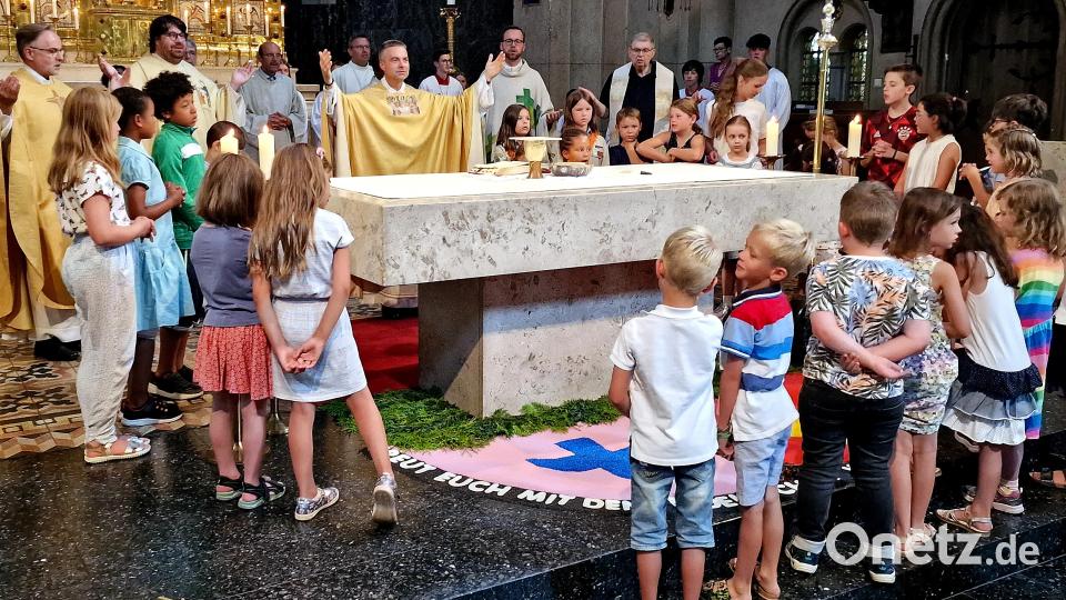 Pfarrer Markus Schmid feiert sein 25. Priesterjubiläum mit den Kindern am Altar und weiteren fünf Zelebranten Bild: R. Kreuzer