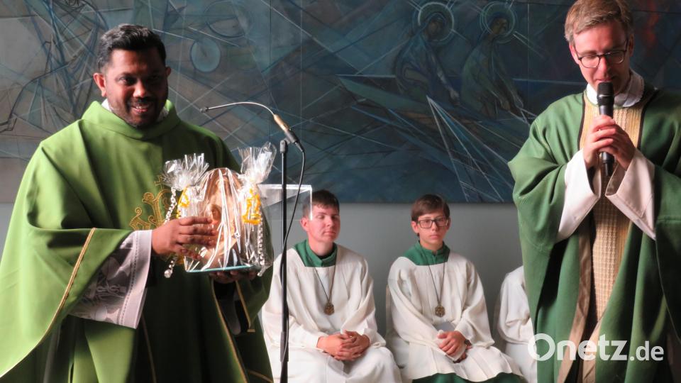 Die Altenstädter verabschieden Pfarrvikar Thomas Kutty Samuel Bild: adj