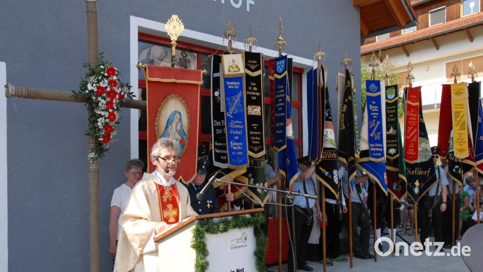 Pfarrer Helmut Brügel zelebrierte vor dem Feuerwehrhaus den Festgottesdienst Bild: pop