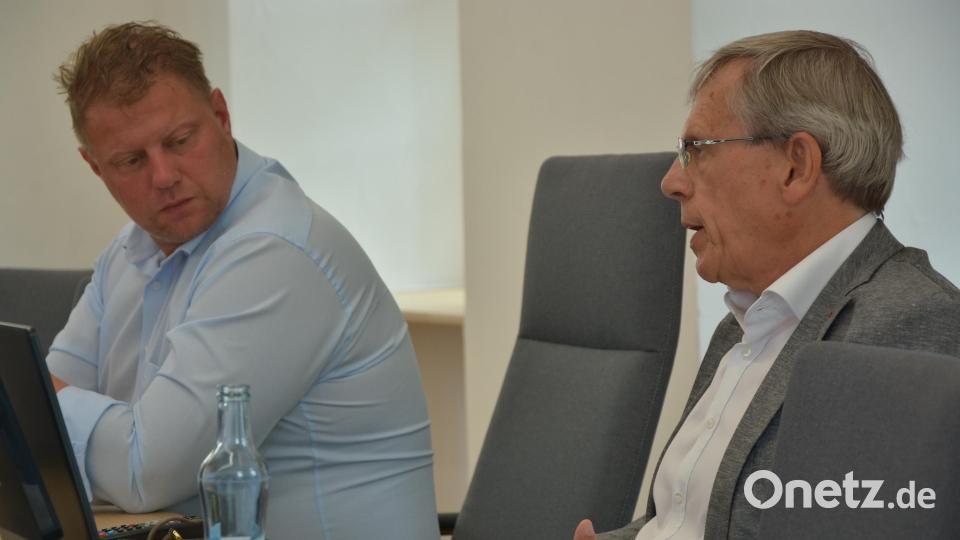 „Im Herbst starten die Zertifizierungslehrgänge, die von den Kammern und Fachschulen bundesweit anerkannt werden“, teilt KJF-Einrichtungsleiter Dr. Karl Kick (rechts) mit. Mit im Bild Mitterteichs Bürgermeister Stefan Grillmeier. Bild: jr