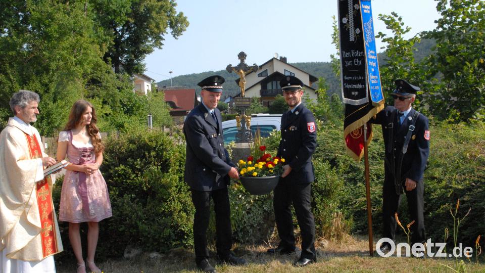 Vorsitzender Stefan Dirmeier und Kommandant Peter Werner legten am Schulkreuz eine Schale nieder. Bild: pop