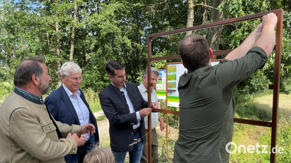 Wildlebensraumberater Balduin Schönberger (von links), Georg Mayer, Leiter des AELF, Eric Beißwenger und Landwirt Marco Mulzer brachten das Hinweisschild am Mühlbach an und eröffneten damit das Projekt. Bild: Hofbauer/AELF/exb