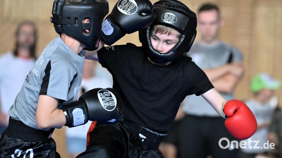 Nico Braun (rechts) vom TC Amberg Kickboxclub kämpfte gegen Max Kirchmeier (links) von TopTen Bild: Hubert Ziegler
