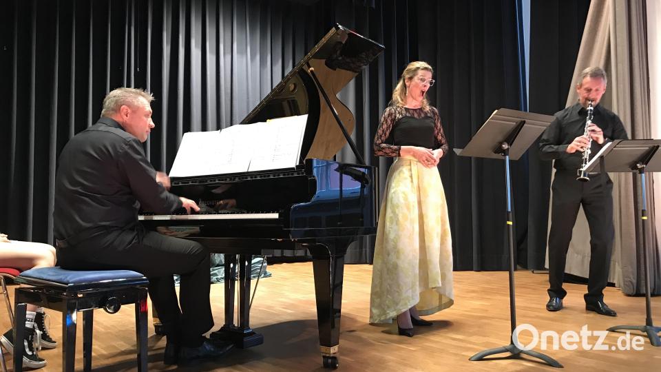 Pianist Thomas Pöller, Sopranistin Julia Rempe und Klarinettist Hans Kistler brillierten beim abendlichen Konzert. Bild: mma
