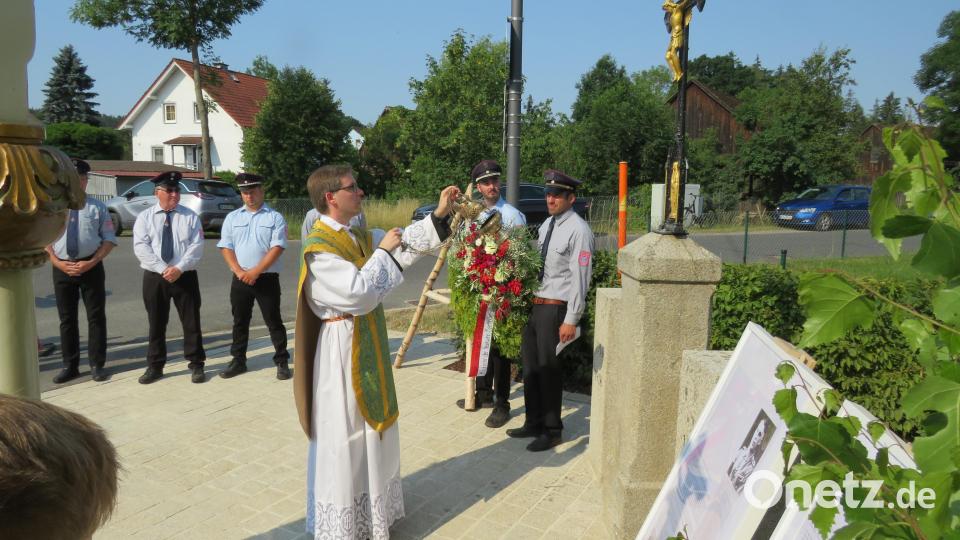 Mit der Einweihung des Kapellenvorplatzes durch Pfarrer Thomas Kopp hat Meerbodenreuth eine schöne Mitte. Bild: adj