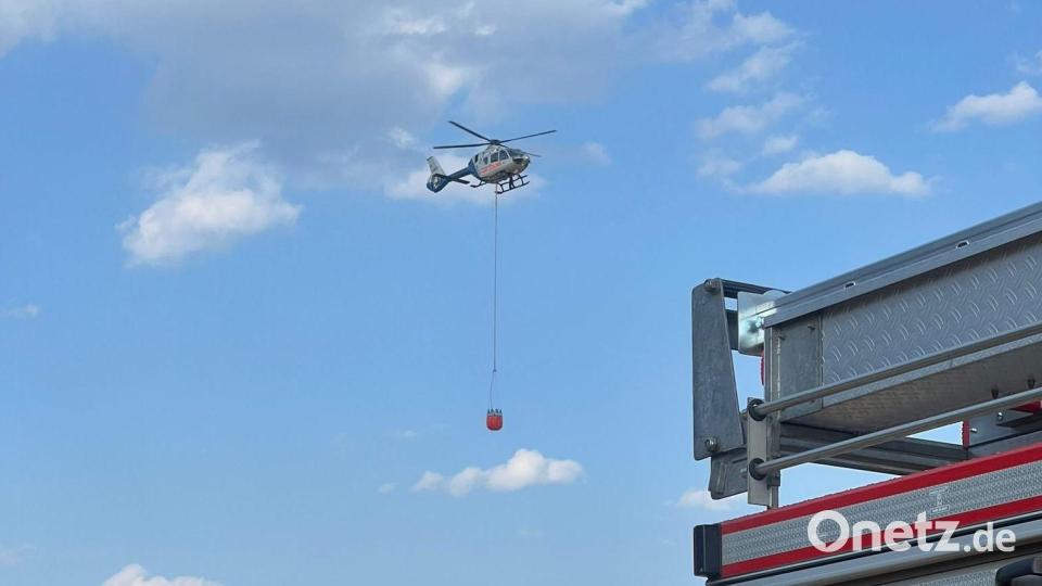 Die Hubschrauber der Landespolizei aus Roth und München unterstützen die Löscharbeiten. Bild: Kreisbrandinspektion Landkreis Schwandorf/exb