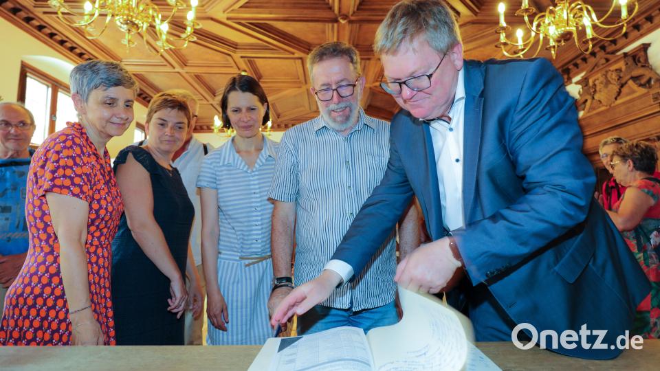 Es ist gelebte deutsch-französische Freundschaft: Die Freunde aus Périgueux durften sich ins Gästebuch der Stadt Amberg eintragen. Im Bild von links: Anne-Marie Brey (Vorsitzende Freundeskreis Périgueux), Andrée Parée (Organisatorin und Leiterin der Fahrt), Mylène Dumont (Vorsitzende der "Amis d'Amberg), Didier Borde (Gast aus Périgueux) und Oberbürgermeister Michael Cerny. Bild: Wolfgang Steinbacher