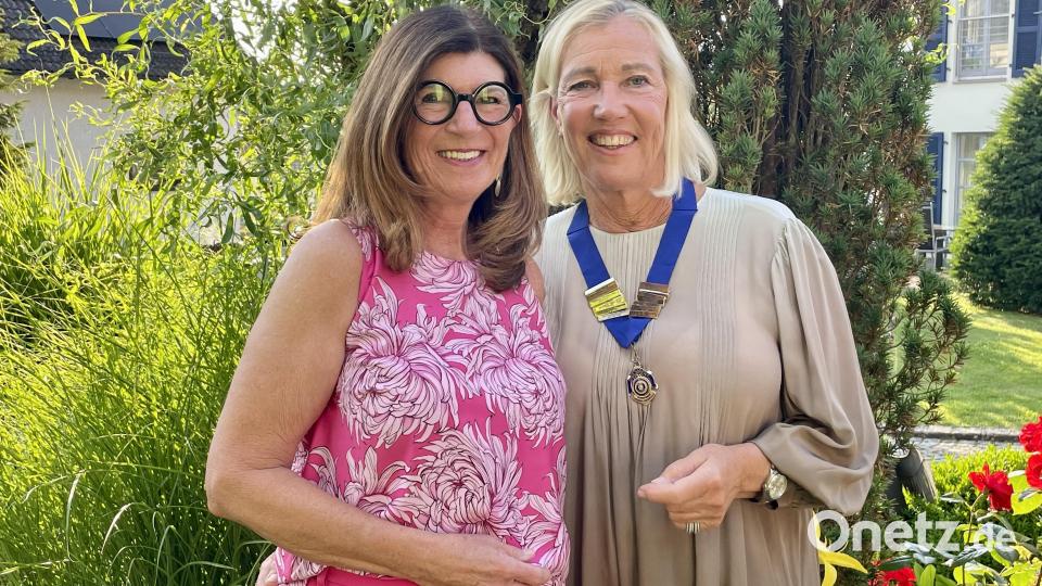 Iris Müller (links) hat die Präsidentinnenkette von Inner Wheel Weiden an ihre Nachfolgerin Ulrike Küblbeck übergeben. Bild: gkr