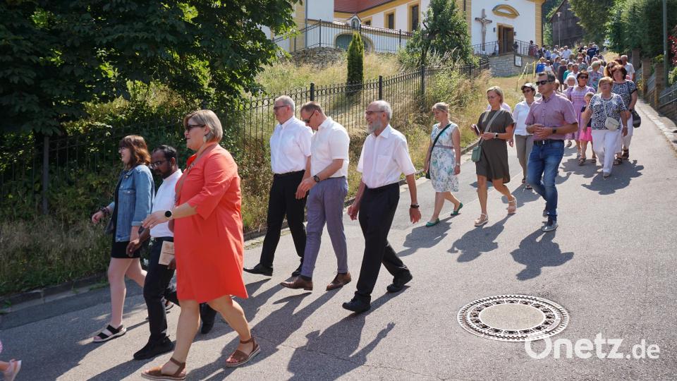 Tropische Temperaturen beim Pfarrfest in Ebermannsdorf. Nach dem Festgottesdienst mit Domkapitular Johann Ammer in der fertig restaurierten Johanneskirche zieht die Gemeinde mit der Jugendblaskapelle Fensterbach zur Bruder-Konrad-Kirche zum Pfarrfest, das dort im schattigen Innenhof stattfindet. 
Die Zelebranten sind: DK Johann Ammer (der größte), Pfarrer Sagai, Pfarrer i.R. Josef Dotzler (mit Bart) und Pfarrer i.R. Josef Beer. Die Dame in rot ist die Gemeindereferentin Kathrin Blödt. Bild: wec