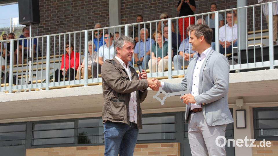 Architket Christian Schönberger übergab an Bürgermeister Rudolf Teplitzky symbolisch den Stadionschlüssel Bild: frd