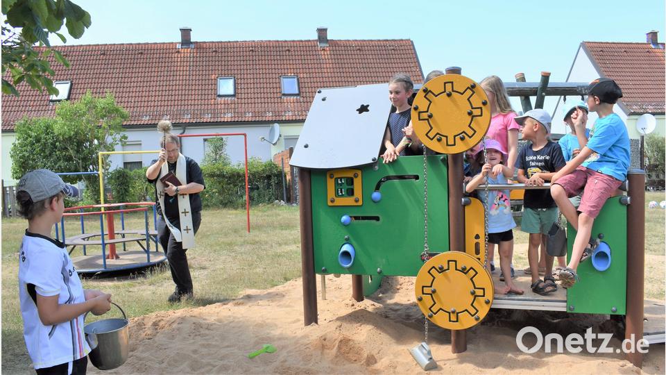 Der neue Sand Creator erhielt von Pfarrer Daniel Fenk den kirchlichen Segen. Bild: rgr