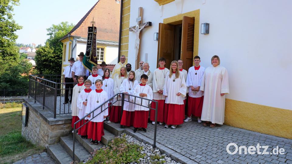 Tropische Temperaturen beim Pfarrfest in Ebermannsdorf. Nach dem Festgottesdienst mit Domkapitular Johann Ammer in der fertig restaurierten Johanneskirche zieht die Gemeinde mit der Jugendblaskapelle Fensterbach zur Bruder-Konrad-Kirche zum Pfarrfest, das dort im schattigen Innenhof stattfindet. 
Die Zelebranten sind: DK Johann Ammer (der größte), Pfarrer Sagai, Pfarrer i.R. Josef Dotzler (mit Bart) und Pfarrer i.R. Josef Beer. Die Dame in rot ist die Gemeindereferentin Kathrin Blödt. Bild: wec