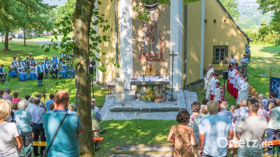Pfarrer Siegfried Wölfel feierte sein 50. Priesterjubiläum beim Steinbergfest in Bärnau. Bild: wms