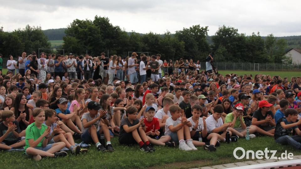 1300 Schüler verfolgten die Einweihungsfeier auf dem Platz Bild: frd