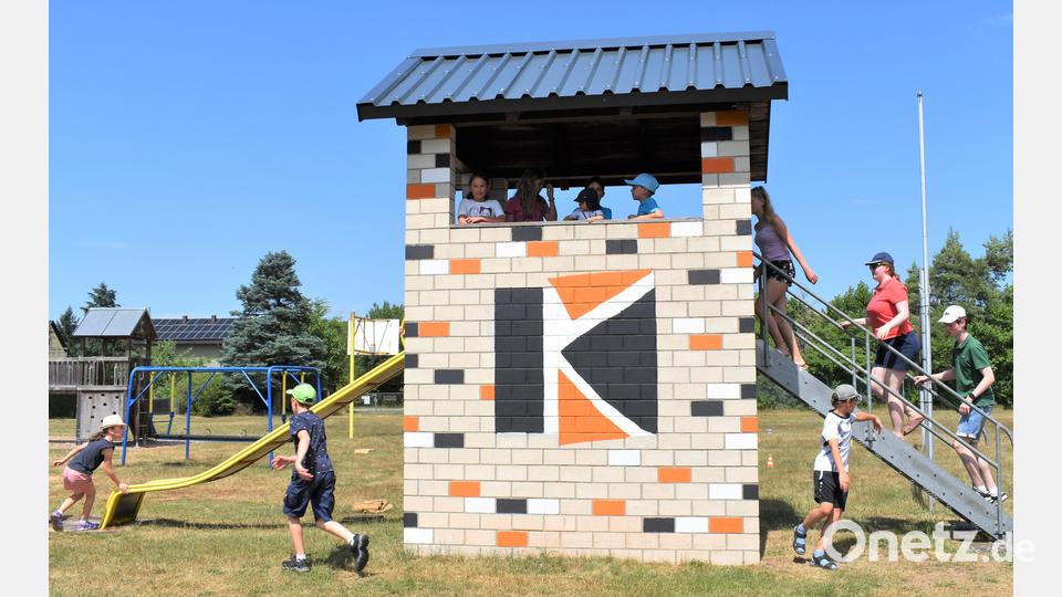 Der Rutschenturm wurde mit einem neuen Dach versehen und wurde mit dem Kolping-Logo bemalt. Bild: rgr