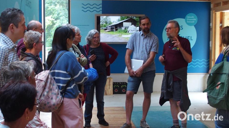 Robert Mertl und Josef Schmidt (von rechts) informierten die Besucher über die Aufzucht der Flussperlmuschel an der Grenzmühle. Bild: Gabi Zaus/exb