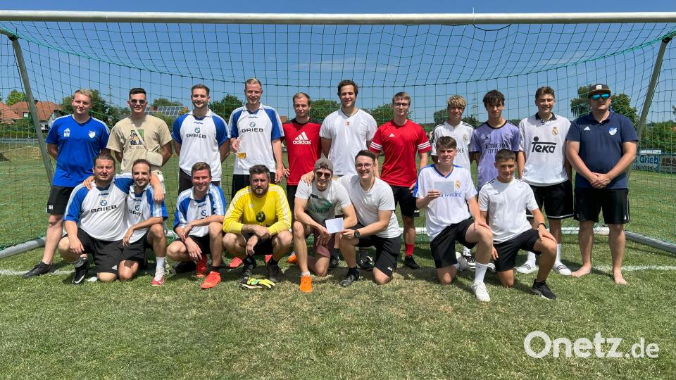 Nach dem Elfmeter-Turnier freuen sich: (von links) Nikolas Haberkorn (Turnierleitung), Team &quot;Mallebetrieb Dobner&quot; (blau-weiße Trikots), Team &quot;die Netztester&quot; (Mitte) und Team &quot;die Königlichen&quot; (rechts, weiße Trikots), ganz rechts Sebastian Lehner (Turnierleitung). Bild: Renate Hilburger SVA