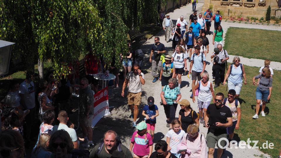 Noch die letzten Stufen hoch zur Klosterkirche, dann haben die Schlammersdorfer Wallfahrer ihr Ziel in Gößweinstein erreicht. Die letzten Kilometer legt die Pilgergruppe bei schon sehr warmen Temperaturen zurück. Da sind dann doch alle froh, mittags Gößweinstein etwas erschöpft aber gut gelaunt und wohlbehalten erreicht zu haben. Bild: wmi