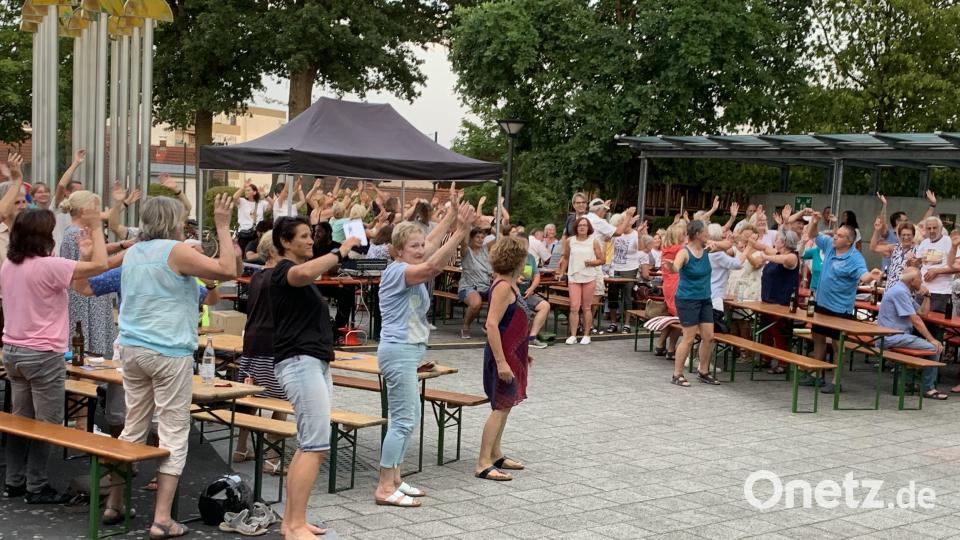 Schwung brachte die 77 Combo mit ihren Liedern zu den Serenadengästen. Bild: adj