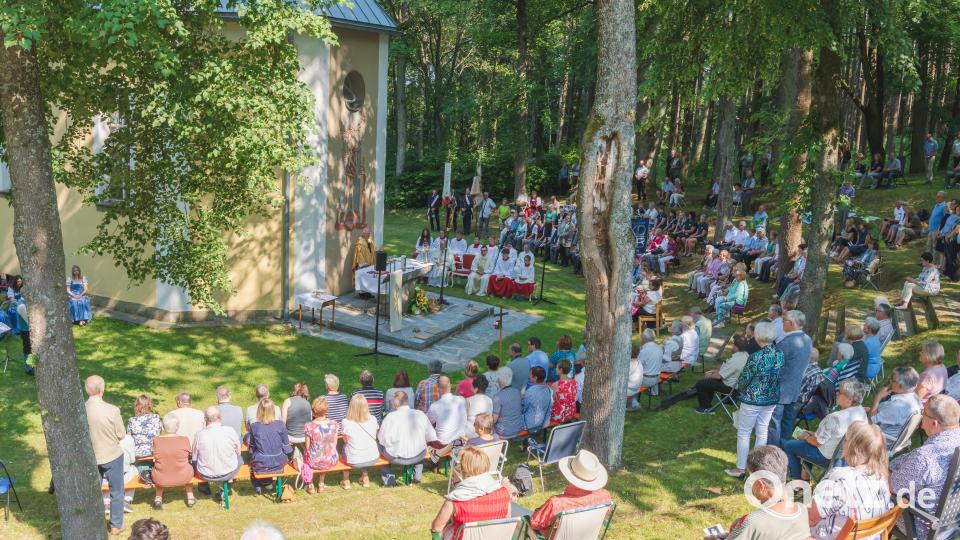 Pfarrer Siegfried Wölfel feierte sein 50. Priesterjubiläum beim Steinbergfest in Bärnau. Bild: wms