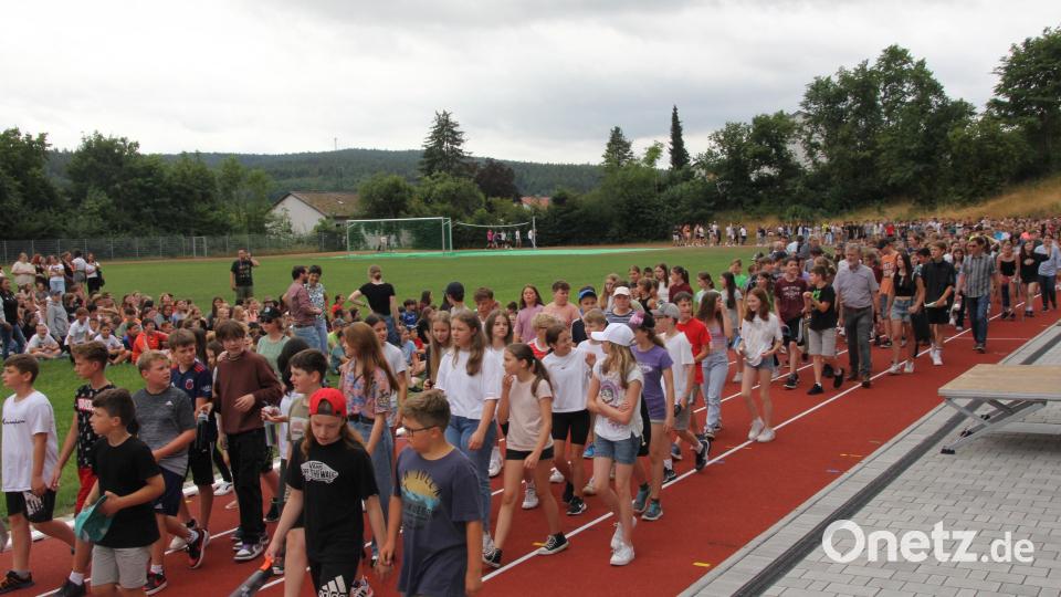 1300 Schüler marschierten zu Beginn der Feier in das Jahnstadion ein. Bild: frd