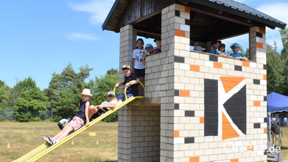 Der Rutschenturm wurde mit einem neuen Dach versehen und wurde mit dem Kolping-Logo bemalt. Bild: rgr