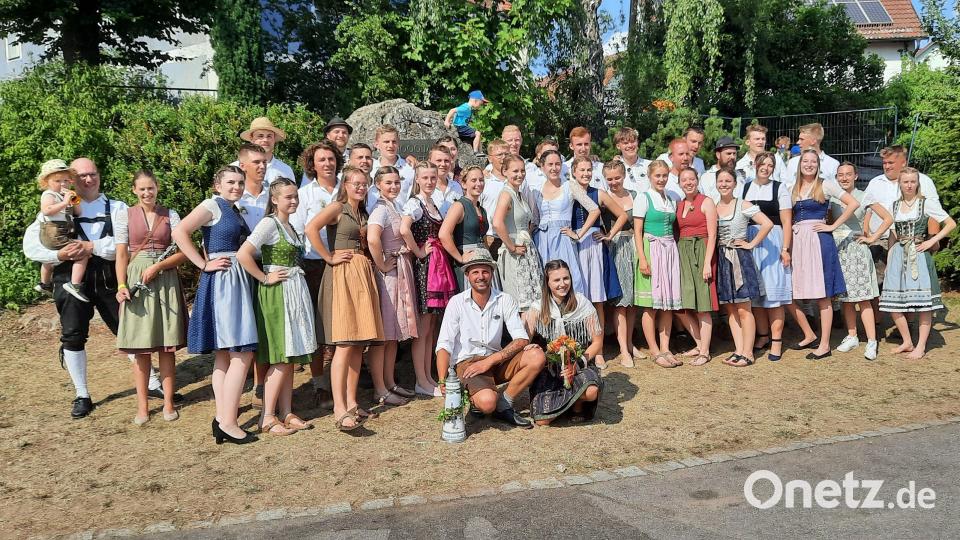 Kreisheimatpfleger Dieter Kohl (link) und die 20 Kirwapaare hatten ein tolles Wochenende. Bild: oe