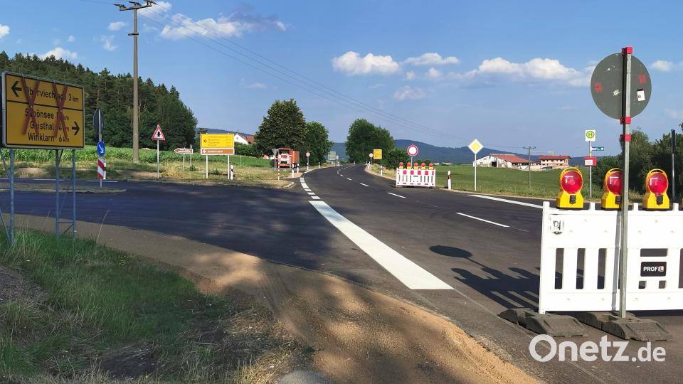 Verkehrsfreigabe nach zwei Monaten Vollsperrung der Staatsstraße 2159 zwischen Oberviechtach und Gaisthal: Am 13. Juli werden die Umleitungsschilder und Straßenabsperrungen auch an der Linder Kreuzung abgebaut. Bild: Portner