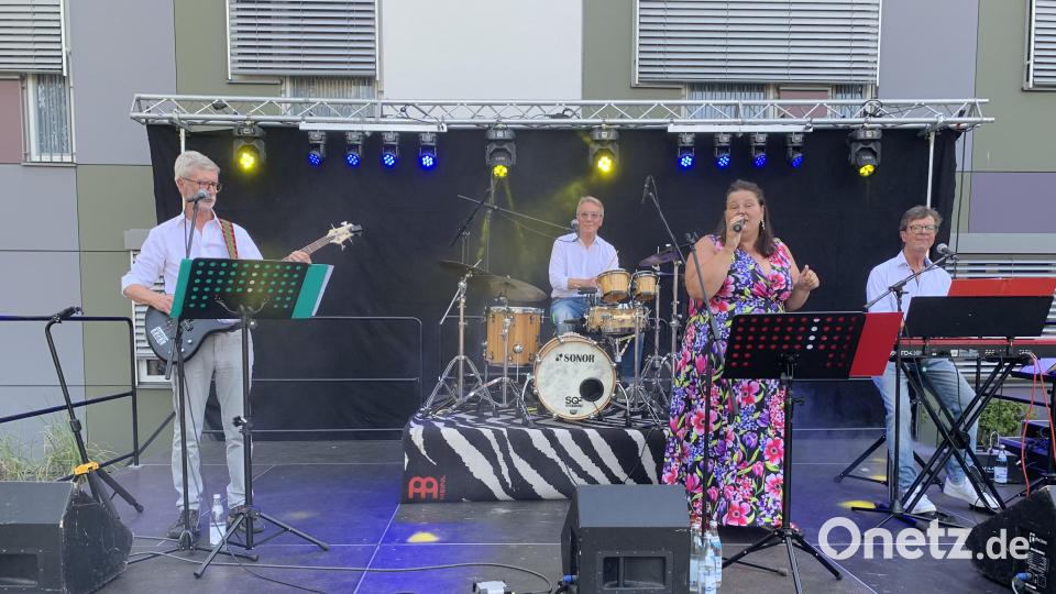 Mit Schlagern und Evergreens unter hielt die 77 Combo die Serenadenfreunde. Bild: adj