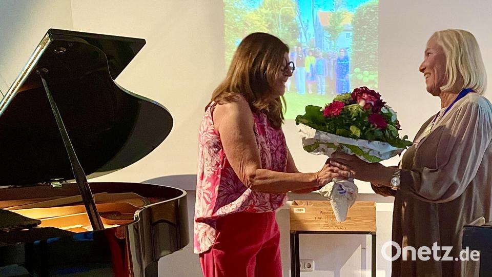 Iris Müller überreicht auch Blumen an Ulrike Küblbeck, ihre Nachfolgerin an der Spitze des Service-Clubs. Bild: gkr