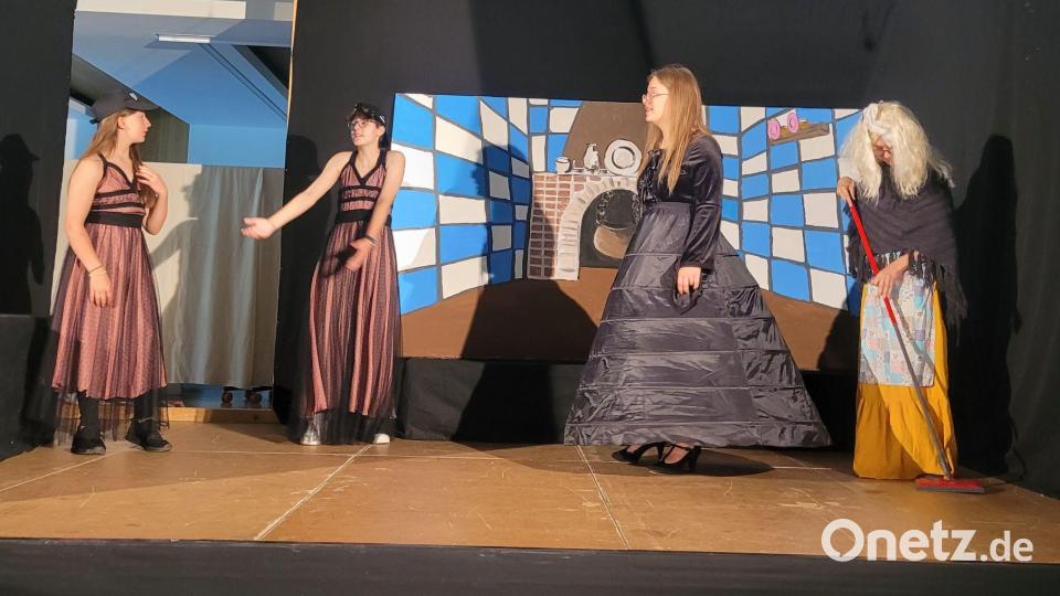 Ein Märchen der anderen Art am Gymnasium Neustadt Bild: Nadine Neuwirth/exb