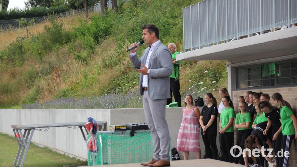 Bürgermeister Teplitzky war die Freude über diese gelungene Stadionsanierung anzumerken. Bild: frd
