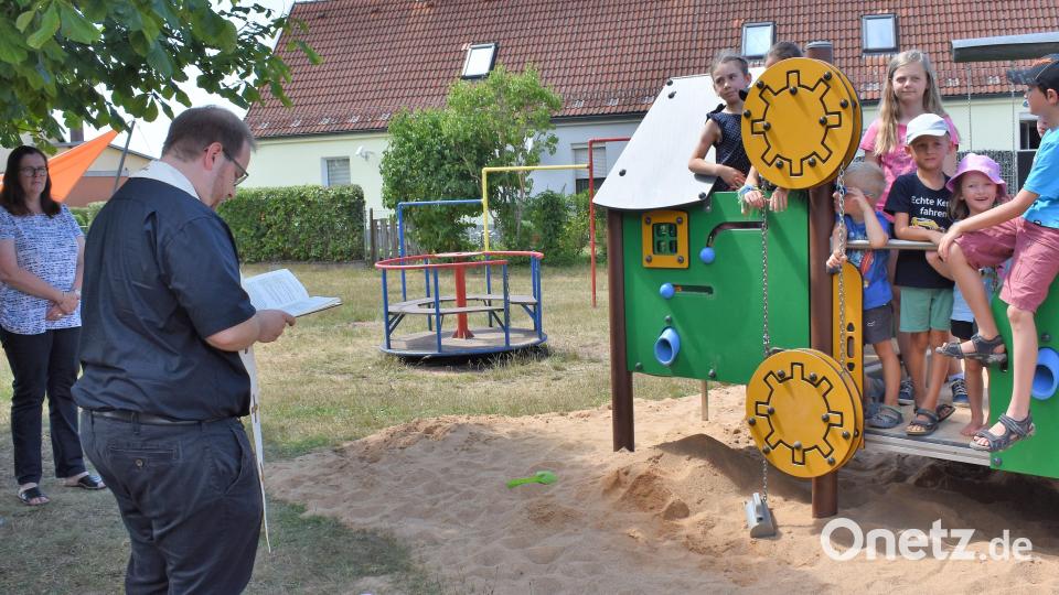 Der neue Sand Creator erhielt von Pfarrer Daniel Fenk den kirchlichen Segen. Bild: rgr