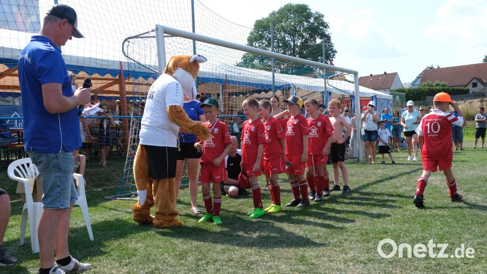 Der Fußballfuchs verteilt Medaillen an alle Spielerinnen und Spieler des &quot;Fuchscup&quot;. Bild: Renate Hilburger SVA