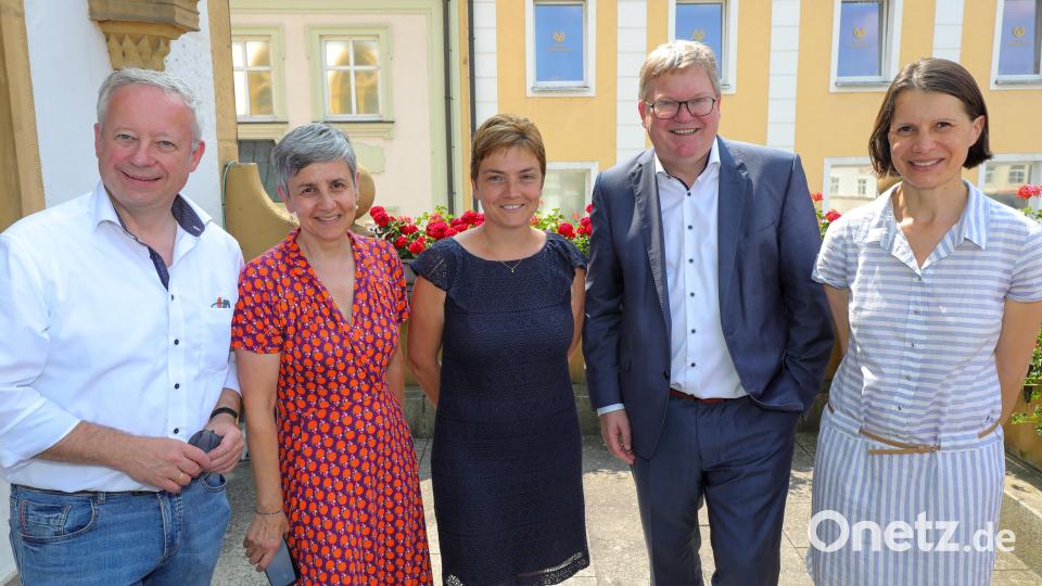 Gruppenbild auf dem Rathausbalkon (von links): Kulturreferent Fabian Kern, Anne-Marie Brey, Andrée Parée, Oberbürgermeister MIchael Cerny und Mylène Dumont, die Vorsitzende der Amis d'Amberg. Bild: Wolfgang Steinbacher