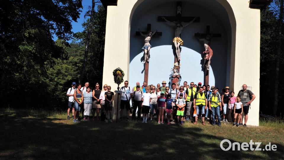 Nach einem kurzen Stopp bei der Kreuzkirche auf der Anhöhe bei Pottenstein ging es für die Schlammersdorfer Wallfahrer weiter auf das zweite Teilstück nach Gößweinstein. In diesem Jahr führte Pilgerleiter Hermann Meier seine Gruppe auf dem alten Wallfahrerweg über Bösenbirgik nach Gößweinstein. Bild: wmi