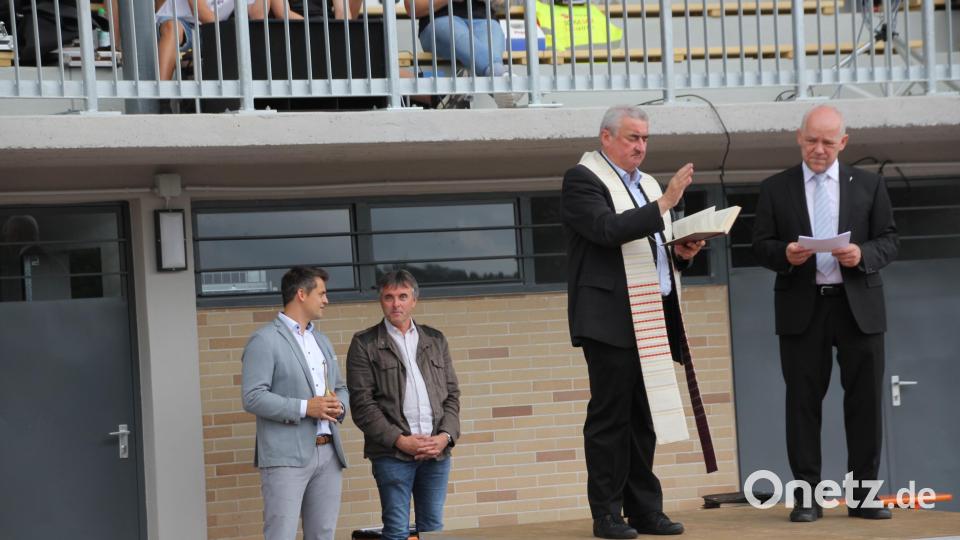 Die beiden Geistlichen, Stadtpfarrer Alfons Kaufmann und Pfarrer Norbert Schlinge baten im Gebet um den Segen Gottes. Bild: frd