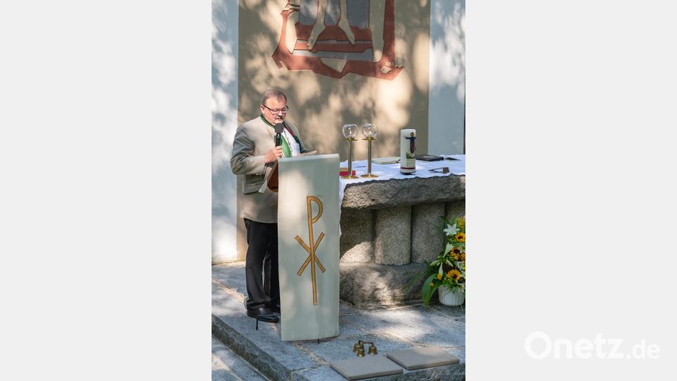 Auch Bürgermeister Alfred Stier beglückwünschte den Ehrenbürger der Stadt Bärnau. Bild: wms