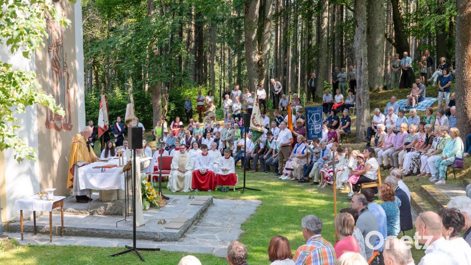 Viele Gäste kamen zum 271. Bärnauer Bergfest am Steinberg bei Bärnau. Bild: wms